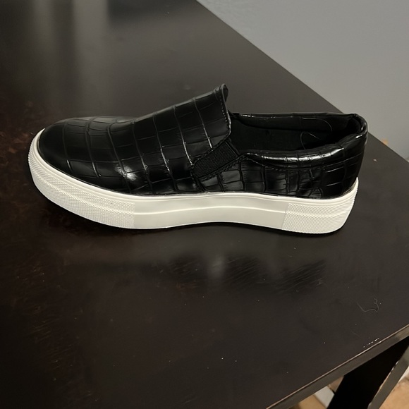 SODA Comfort Foam Padded Platform Sneaker....MSRP $50 - Picture 4 of 5